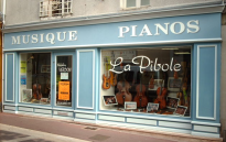 Magasin La Pibole  Loudun dans la Vienne,  55 km de Poitiers et 50 km de Chatellerault. Magasin La Pibole  Loudun, Pianos, guitares, lutherie, achat, vente, neuf et occasion. Livraison  Poitiers, Tours, Chatellerault, Saumur, La Rochelle, Angers, Azay-Le-Rideau, Jou-Les-Tours, Tours, Poitiers, Angers, Saumur, Tours, Thouars, Chinon, Avoine, Tours, Poitiers, La Rochelle, en Poitou-Charentes.